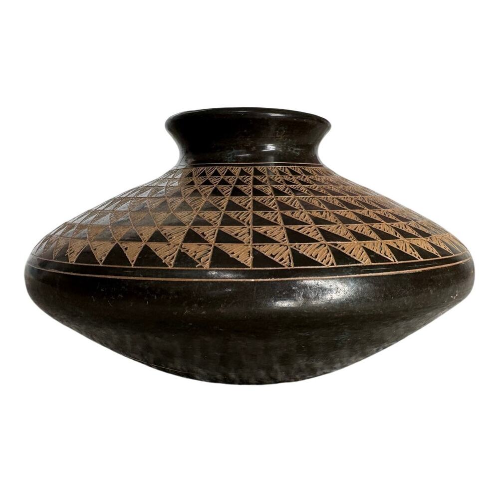 Pedro Guerrero San Juan de Oriente Nicaragua Black Etched Pottery Vase Signed